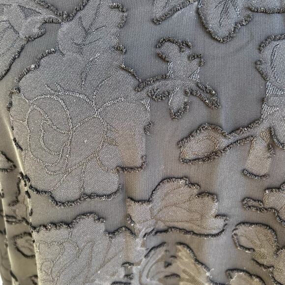 Chicos 3 (22-24) women’s reversible raised floral texture, black tank top - Picture 5 of 9